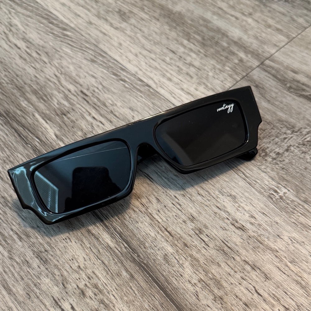 Trendy Black Rectangular Sunglasses